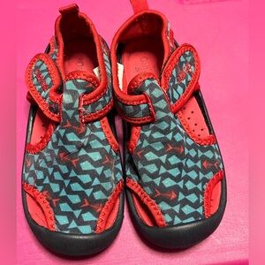 OshKosh B'gosh Red and Blue Water Shoes Lightweight Comfort